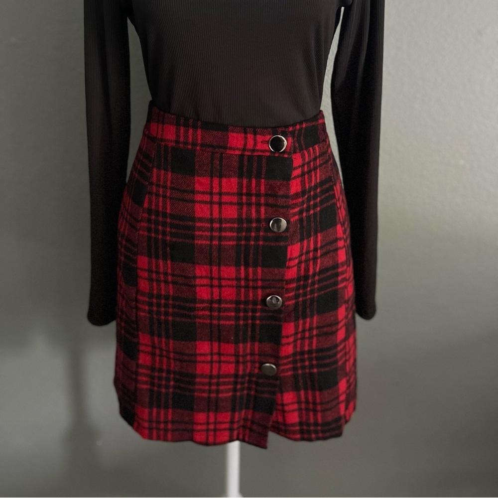 SHEIN, Red and black flannel skirt with buttons, size 2XL.